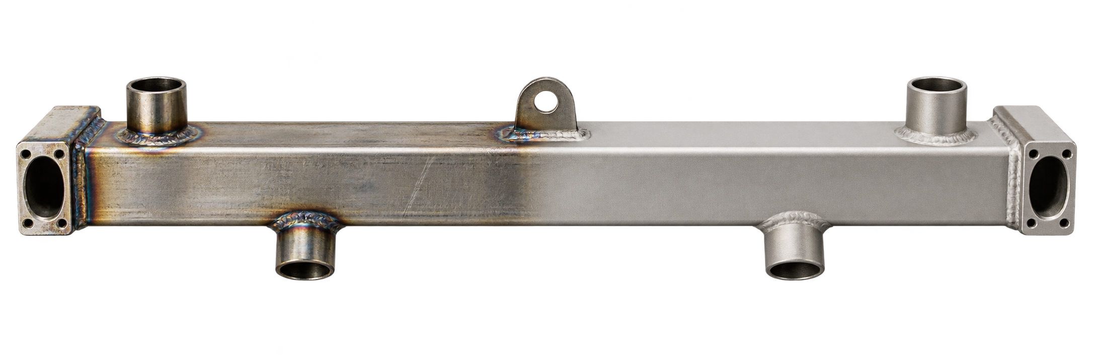Particolare in acciaio inox prima e dopo la pallinatura con microsfere di vetro: superficie grezza a sinistra e finitura satinata fine e omogenea a destra.