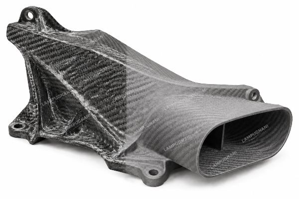 Sabbiatura componente in fibra di carbonio per finitura superficiale